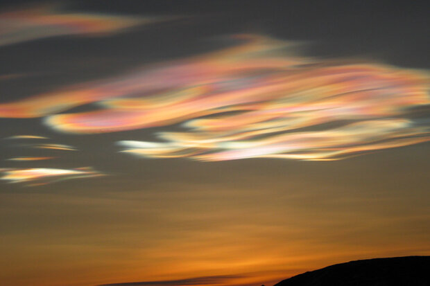 Photo of polar stratospheric clouds at McMurdo Station in Antarctica in late August or early September 2003