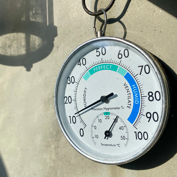 Round dial with the words humidify, perfect, humid, and ventilate with a pointer to humidify.