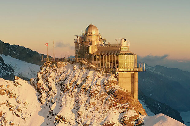 Photo of Sphinx Observatory in low-angled sunlight